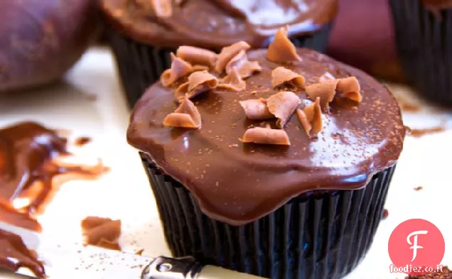 Cupcakes di velluto al cioccolato e barbabietola con crema al cioccolato