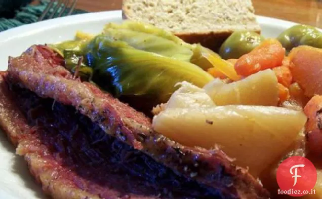 Carne in scatola cotta lentamente e cavolo