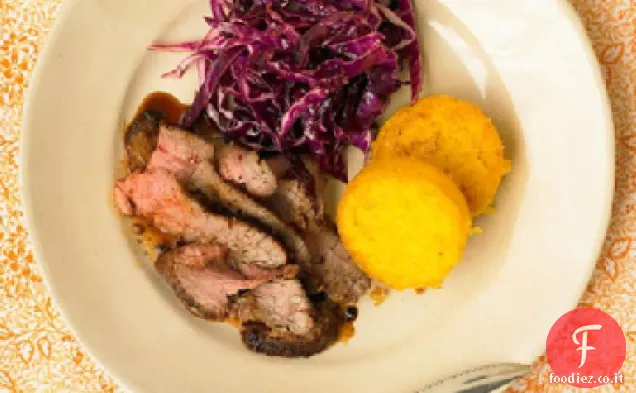 Bistecca al peperoncino con insalata di cavolo e polenta