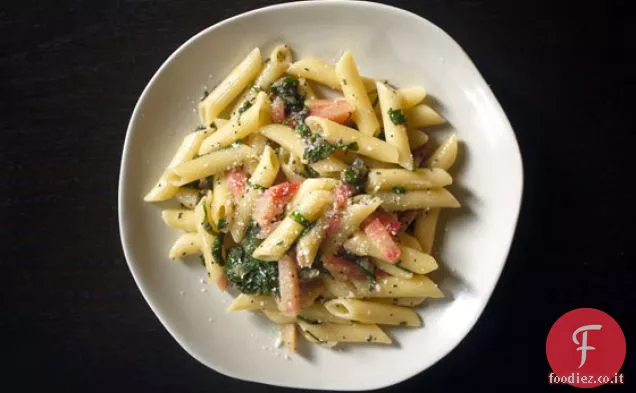 Pasta con barbabietole e semi di papavero