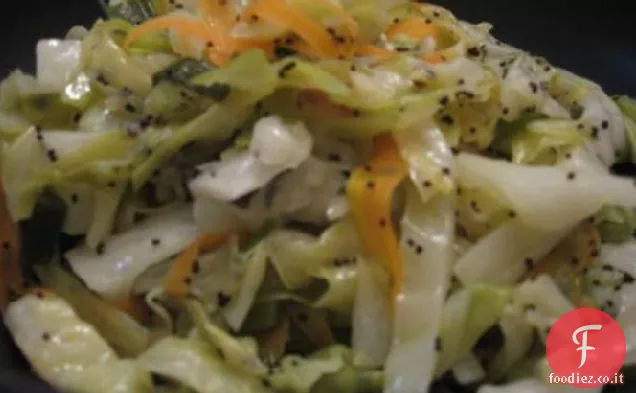 Insalata di cavolo caldo con condimento di semi di papavero