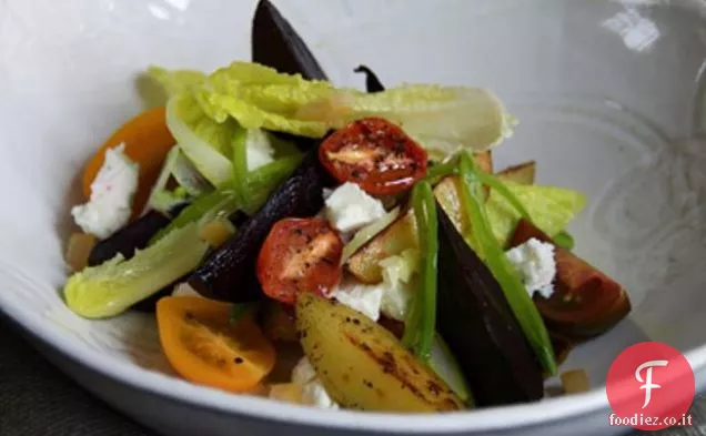Insalata calda di barbabietole sottaceto e cimelio di pomodoro