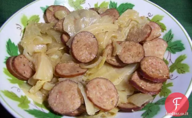 Kielbasa, cavolo, e cipolle (Low-Carb fornello lento pentola di coccio)