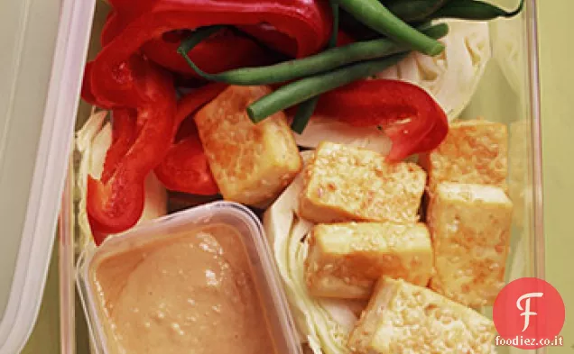 Tofu croccante con Crudites e salsa di sesamo-zenzero immersione