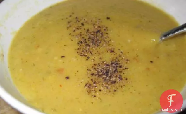 Zuppa di zucca ghianda a basso contenuto di grassi con aglio arrostito