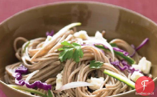 Insalata di Soba fredda con feta e cetriolo
