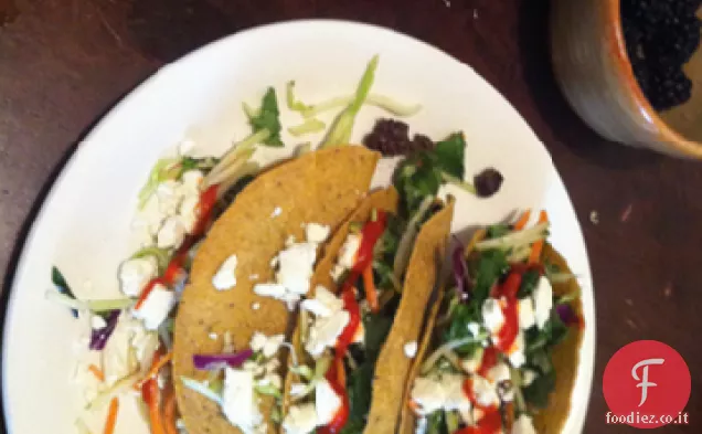 Tacos di fagioli neri croccanti con feta & cavolo Slaw