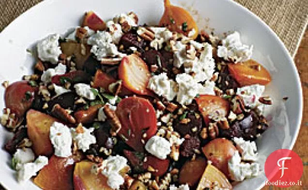 Insalata di barbabietole con origano, noci pecan e formaggio di capra