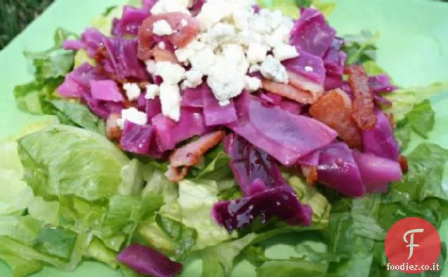 Insalata di cavolo rosso e pancetta con formaggio blu