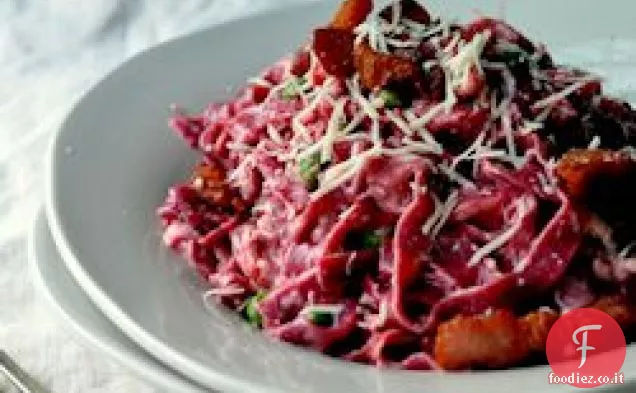 Pasta di Barbabietola alla Carbonara con Piselli e Pancetta