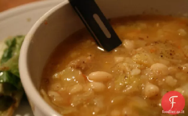 Zuppa di salsiccia e cavolo italiano con fagioli bianchi