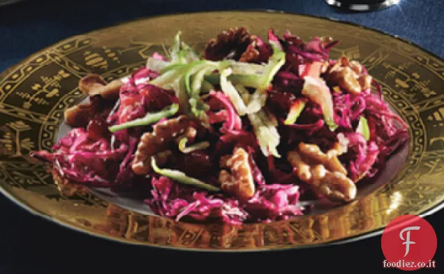 Insalata di cavolo rosso con mela verde, conserve di mirtilli rossi e noci tostate