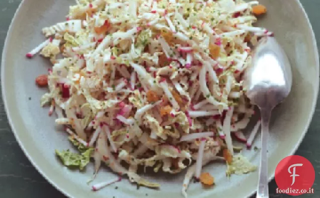 Insalata di cavolo napa tagliuzzata con ravanelli, uvetta dorata e condimento di Digione