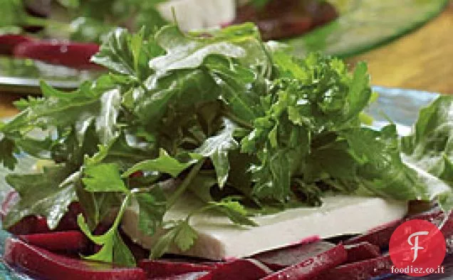 Insalata di erbe, feta e barbabietole