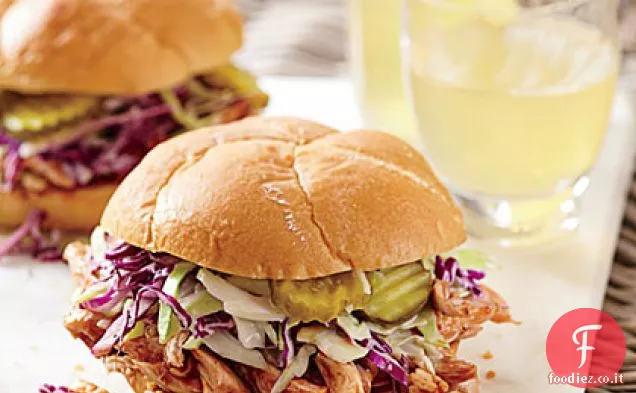 Panini di pollo BBQ con succo di sottaceto Slaw