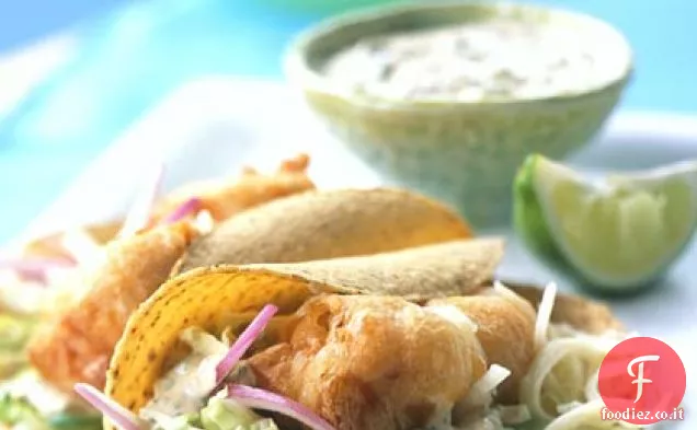 Tacos di pesce pastellato con salsa Baja