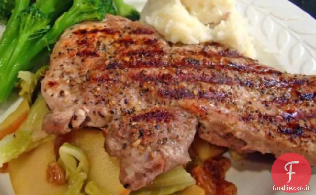 Braciole di maiale con cavolo e mele