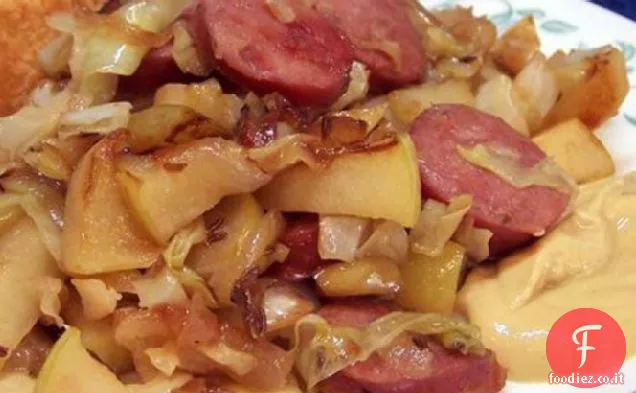 Salsiccia di pollo affumicata con mele e cavoli