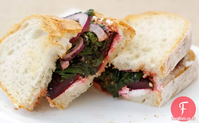 Panini arrosto di barbabietole e formaggio di capra