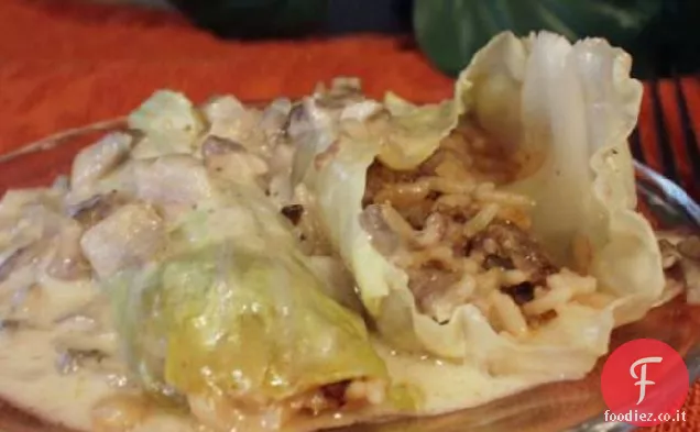 Involtini di cavolo ripieni piccanti in salsa di funghi