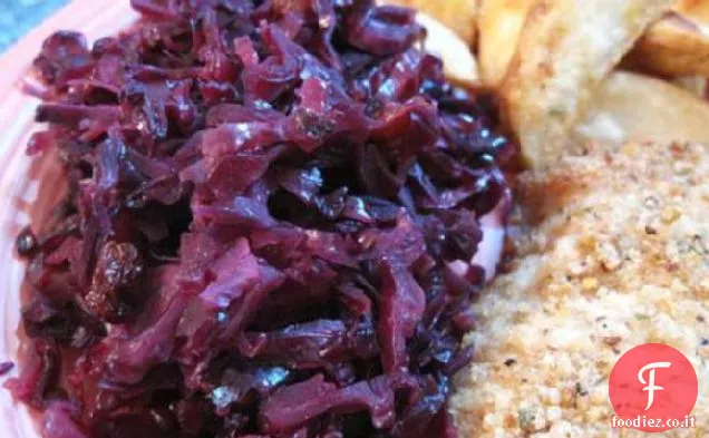 Insalata di cavolo rosso con mele, uvetta e condimento al miele