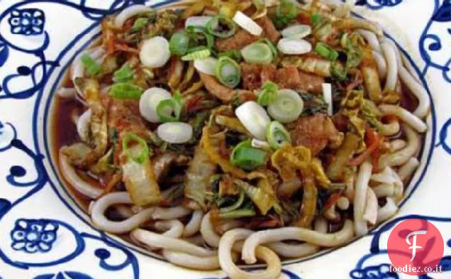 Yakisoba con carne di maiale e cavolo