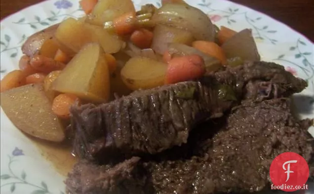 Zuppa di cavolo con riso e aneto per la pentola di coccio