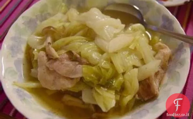 Maiale brasato in stile hawaiano con cavolo saltato in padella
