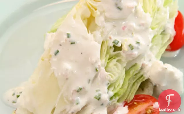Cunei di iceberg con salsa di formaggio blu al latticello