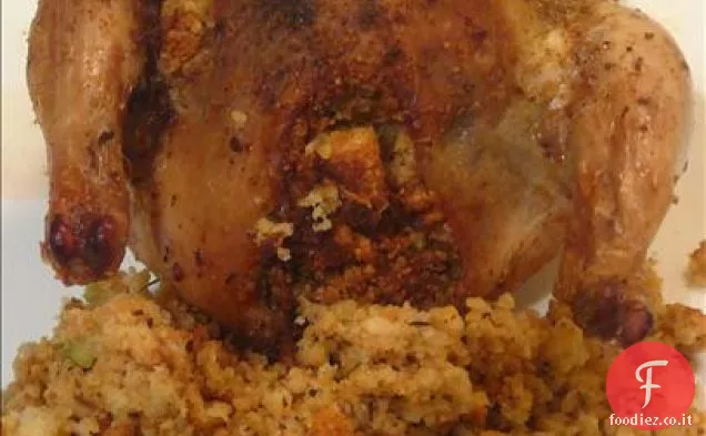 Pollo arrosto del sud della ragazza Yankee con ripieno di pane di mais