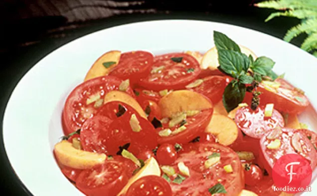 Insalata di pesche e pomodori coniati