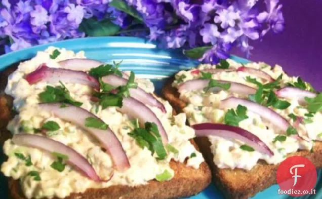 Panino con insalata di uova di paprika affumicata su cereali integrali