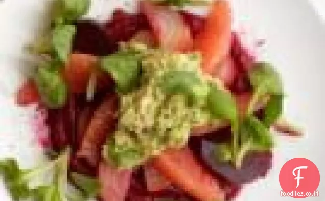 Barbabietole e avocado schiacciato con pompelmo