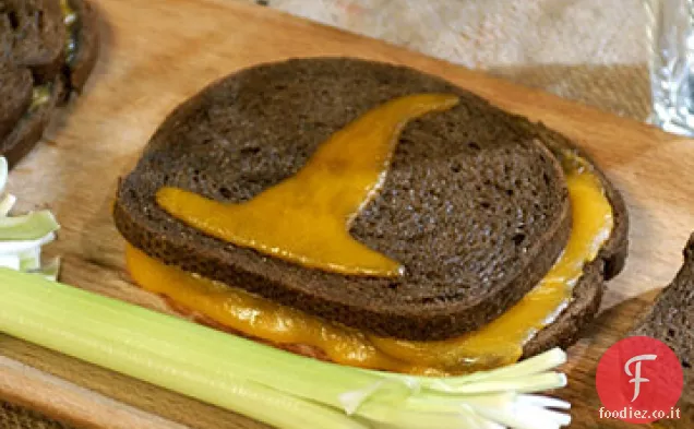 Sabbia di formaggio grigliato-Streghe con manici di scopa di sedano
