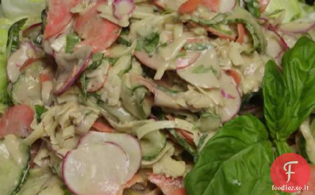 Insalata di cetrioli, ravanelli, carote e formaggi