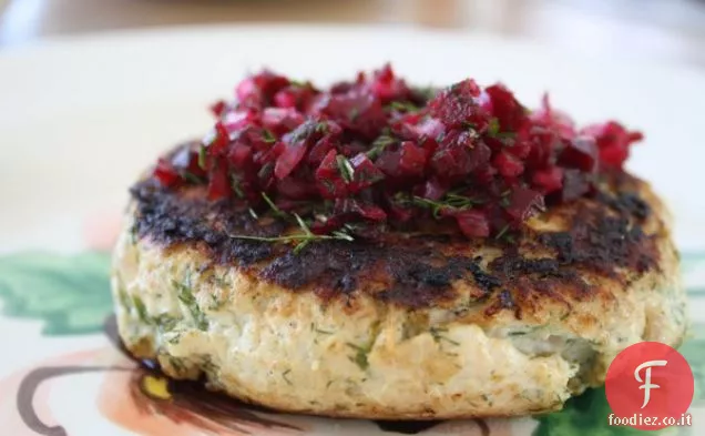 Hamburger di tacchino all'aneto con cipolla rossa in salamoia e salsa di barbabietole