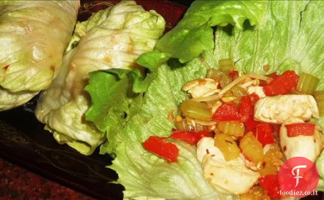 Pollo di Szechuan (o tofu) in fagotti di lattuga (cucina da solo)
