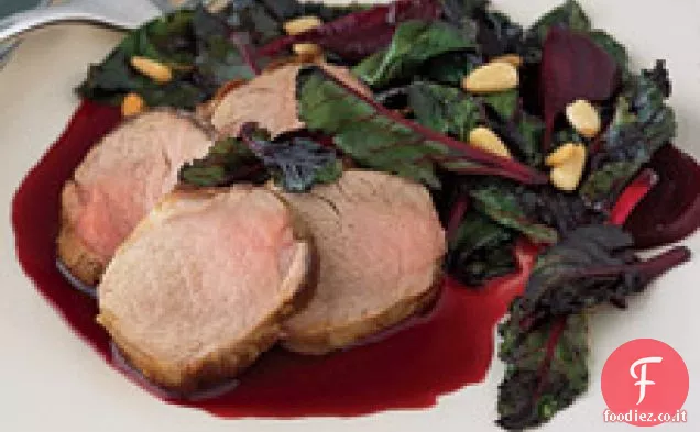 Verdure di barbabietola saltate con barbabietole arrostite e filetto di maiale