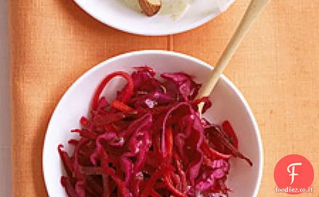 Barbabietola, cavolo e carota Slaw con semi di cumino