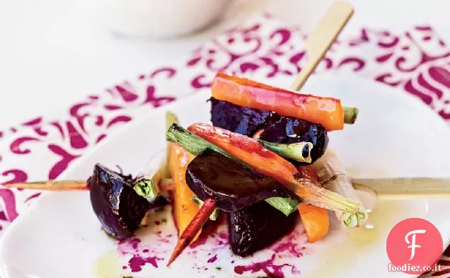 Spiedini di barbabietola, carota e scalogno arrostiti con dragoncello