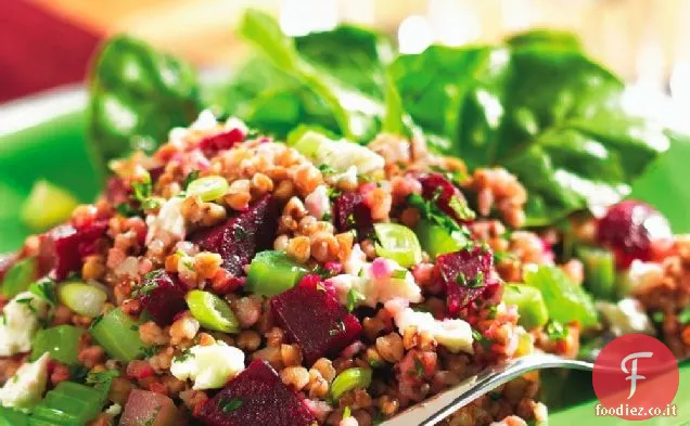 Kasha e insalata di barbabietole con sedano e Feta
