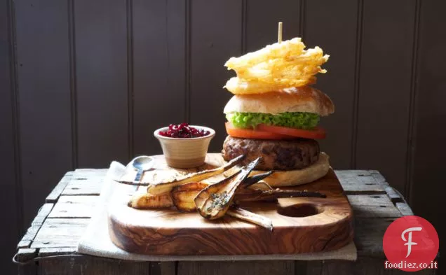Hamburger di cervo con cannucce di pastinaca arrosto