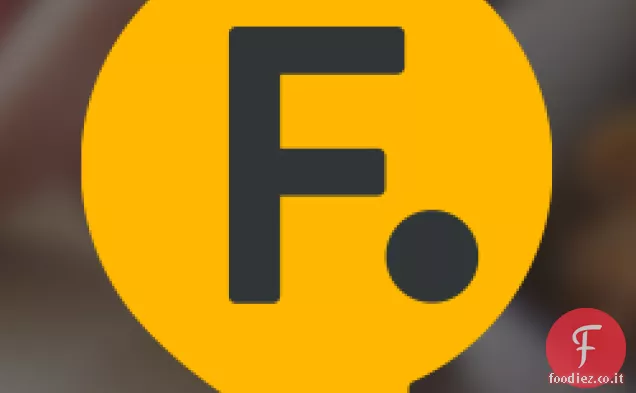 Peperoncino di pollo in una ciotola di pane con macedonia di frutta