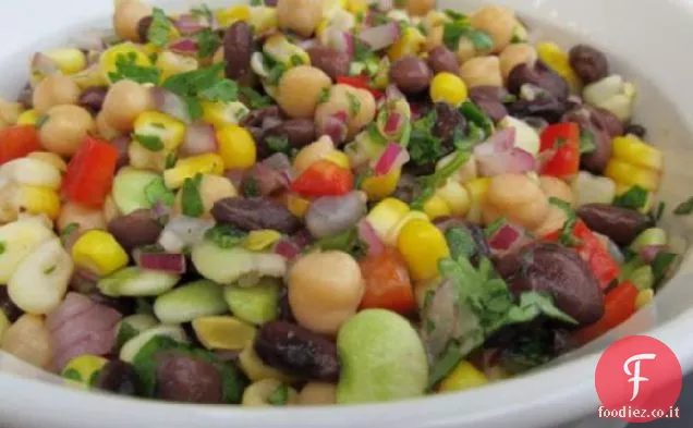 Insalata sud-ovest con mais e fagioli neri