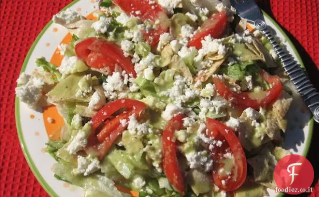 Insalata piccante con strisce di tortilla