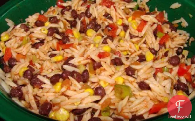 Insalata di salsa di orzo e fagioli neri