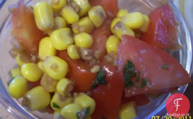 Insalata di mais, pomodoro e basilico