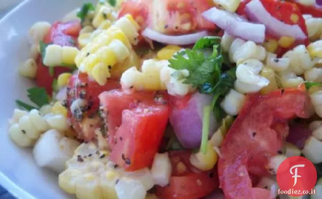 Insalata di mais dolce e pomodoro con coriandolo fresco