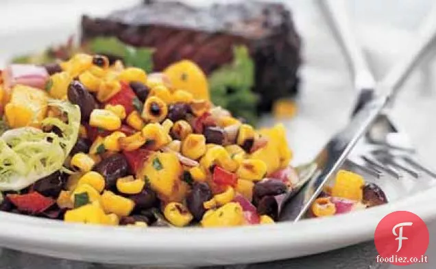 Insalata di mais arrosto, fagioli neri e mango