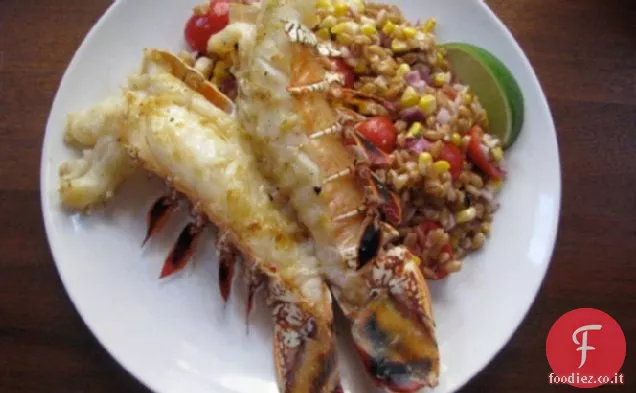 Cena della domenica: code di aragosta alla griglia con farro caldo, mais arrosto e insalata di pomodori
